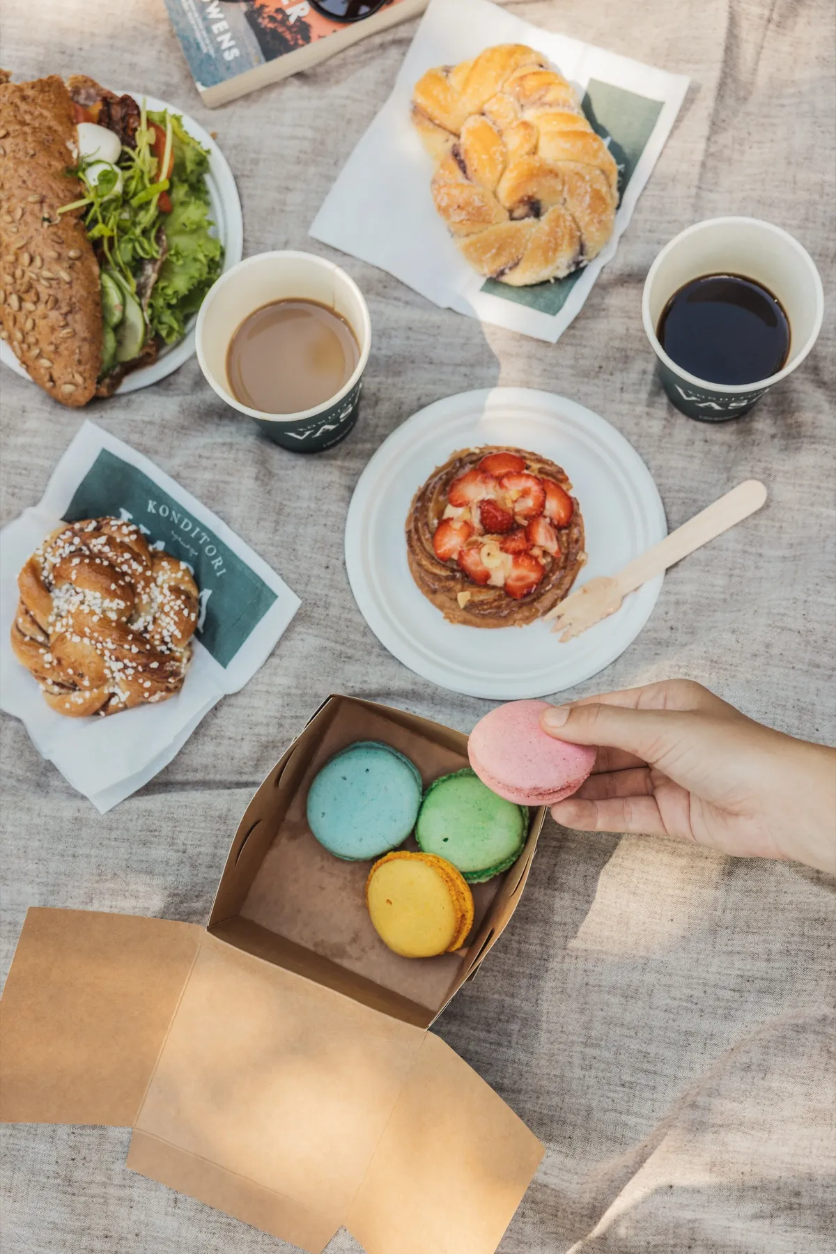 Vasa Konditori — sommarfika med kanelbullar och kaffe
